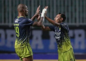 Persib Bandung berhasil mengalahkan Persis Solo dengan skor 3:1 David Da Silva sumbang dia gol