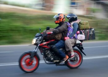 Pemudik sepeda motor ini baru sadar di Pekalongan kalau sang istri tertinggal di Brebes