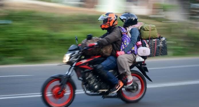 Pemudik sepeda motor ini baru sadar di Pekalongan kalau sang istri tertinggal di Brebes