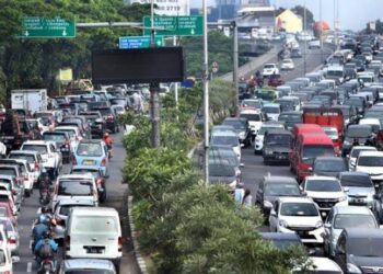 Arus Balik Lebaran di kota Bandung terlihat di jalur jembatan Pasopati menuju gerbang Tol Pasteur