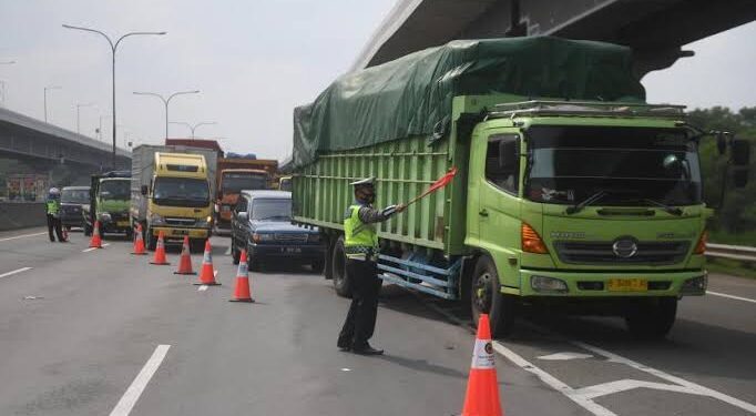 Guna mengantisipasi kepadatan volume kendaraan saat arus balik 2023, angkutan barang diperpanjang beroperasional hingga 2 Mei 2023
