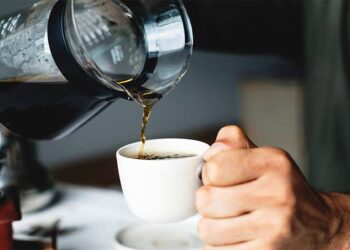 Peneliti menyebutkan jika minum kopi secara teratur mampu mengurangi berat badan seseorang