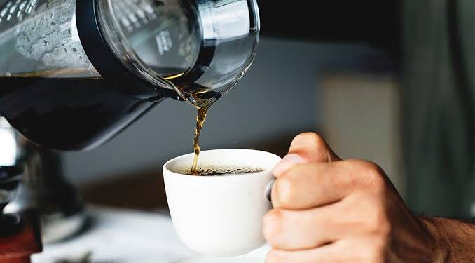 Peneliti menyebutkan jika minum kopi secara teratur mampu mengurangi berat badan seseorang