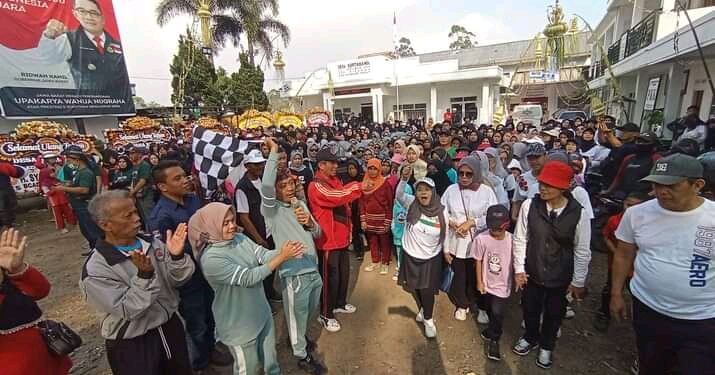 Kang Ewon buka jalan sehat dalam acara Milangkala Desa Kertawangi ke 45