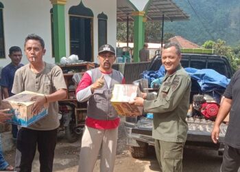 Perhutani KPH Bandung Utara berikan paket sembako kepada warga terdampak