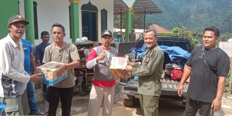 Perhutani KPH Bandung Utara berikan paket sembako kepada warga terdampak