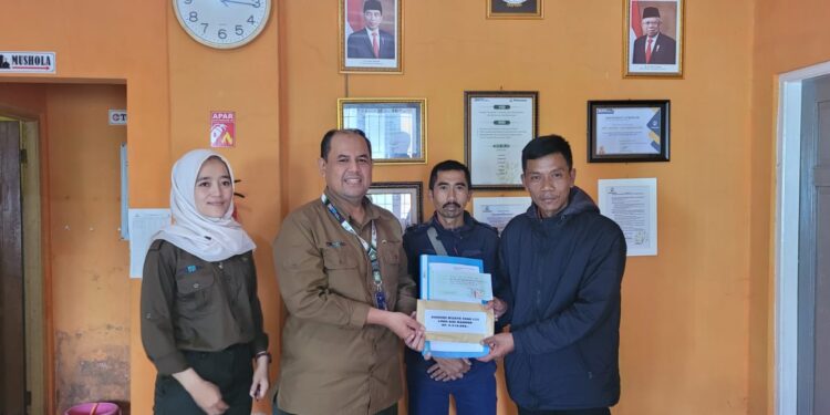 Perhutani KPH Bandung Utara serahkan sharing wisata kepada LMDH Giri Makmur