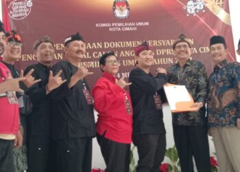 Ketua KPU Kota Cimahi terima dokumen pendaftaran Bacaleg DPC PDI Perjuangan Kota Cimahi