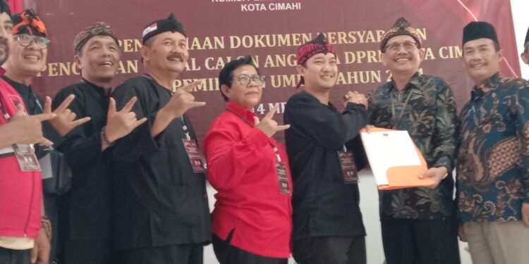 Ketua KPU Kota Cimahi terima dokumen pendaftaran Bacaleg DPC PDI Perjuangan Kota Cimahi