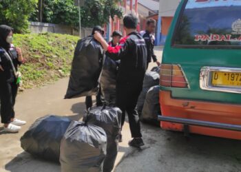 Para siswa yang tergabung dalam Komunitas Robotic SMK Negeri 2 Kota Cimahi saat menyetorkan sampah ke Bank Sampah Kota Cimahi, Sabtu 13 Mei 2023