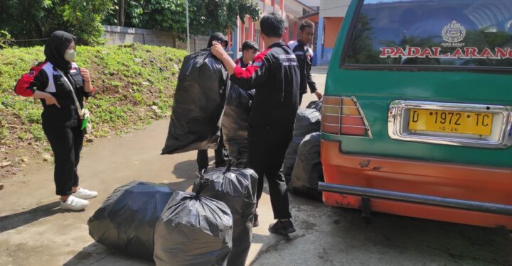 Para siswa yang tergabung dalam Komunitas Robotic SMK Negeri 2 Kota Cimahi saat menyetorkan sampah ke Bank Sampah Kota Cimahi, Sabtu 13 Mei 2023
