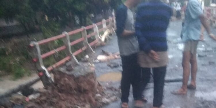 Infrastruktur rusak akibat banjir dampak dari meluapnya sungai Ciranjang, Minggu 30 April 2023