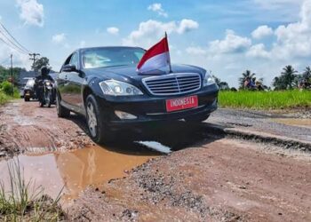 Presiden Joko Widodo saat mengecek langsung kondisi jalan rusak di provinsi Lampung