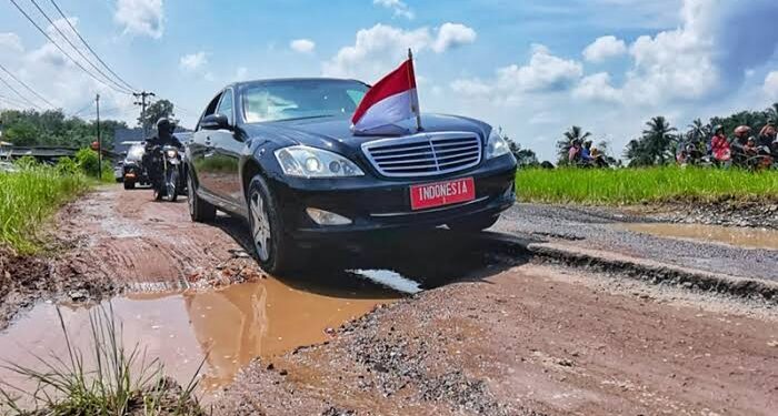 Presiden Joko Widodo saat mengecek langsung kondisi jalan rusak di provinsi Lampung