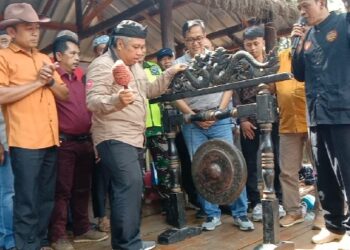 Kepala Dinas Kehutanan Provinsi Jawa Barat Dodit Pancapana Buka Pasar Pasisian Leuweung di Pokland, Kabupaten Cianjur