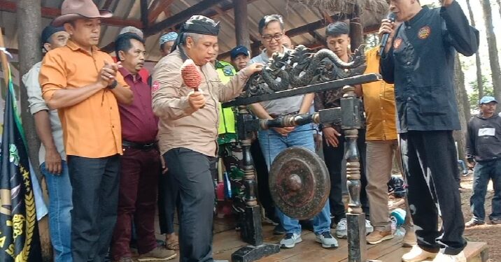 Kepala Dinas Kehutanan Provinsi Jawa Barat Dodit Pancapana Buka Pasar Pasisian Leuweung di Pokland, Kabupaten Cianjur