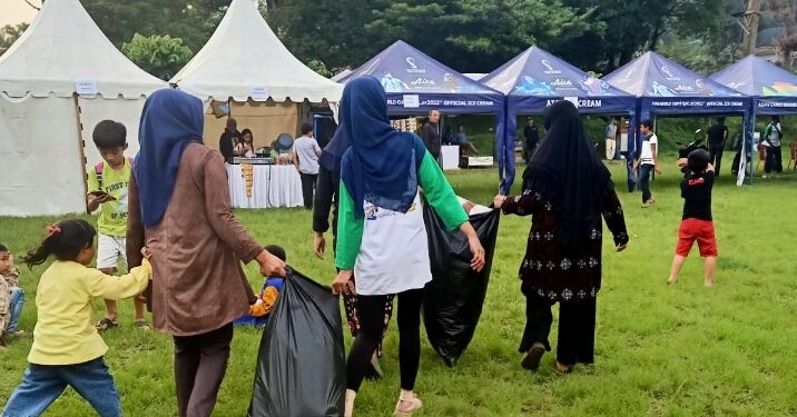 Tim pemburu sampah Desa Kertawangi siaga lingkungan di acara Milangkala Desa Kertawangi ke 45