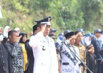 Kepala desa Kertawangi Yanto Bin Surya atau kerap disapa Steve Ewon memimpin upacara Hari jadi Desa Kertawangi ke 45, Sabtu 20 Mei 2023