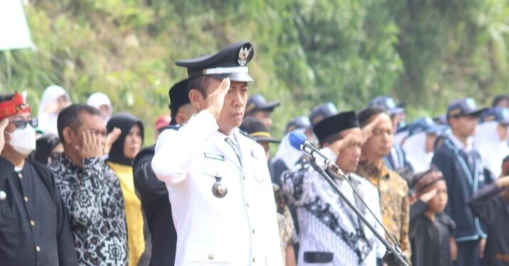Kepala desa Kertawangi Yanto Bin Surya atau kerap disapa Steve Ewon memimpin upacara Hari jadi Desa Kertawangi ke 45, Sabtu 20 Mei 2023