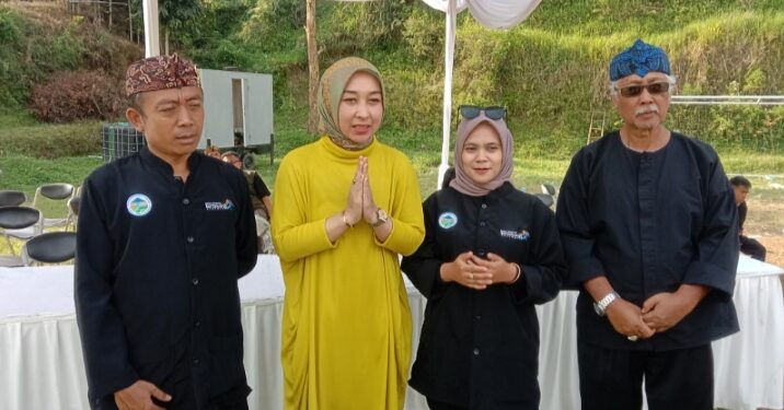 Pipit Puspita Ahdiani bagi-bagi hadiah untuk warga desa Kertawangi