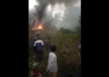 Sebuah Vidio beredar memperlihatkan helikopter yang terjatuh di kawasan perkebunan teh di Rancabali Kabupaten Bandung