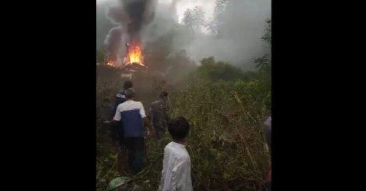 Sebuah Vidio beredar memperlihatkan helikopter yang terjatuh di kawasan perkebunan teh di Rancabali Kabupaten Bandung