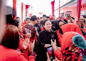 Puan Maharani Terharu Dapat Mochi di Sukabumi