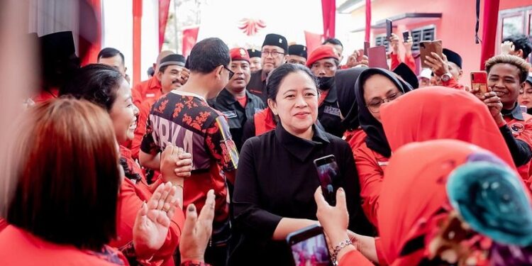 Puan Maharani Terharu Dapat Mochi di Sukabumi