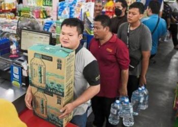 Warga Negara Malaysia melakukan panik karena kekurangan air minum akibat kekeringan di sejumlah bendungan