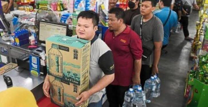 Warga Negara Malaysia melakukan panik karena kekurangan air minum akibat kekeringan di sejumlah bendungan