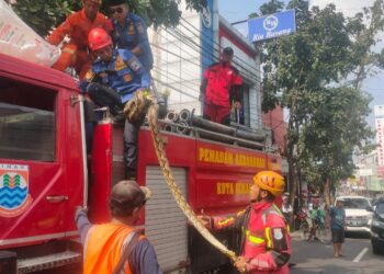 Ular Piton di Jalan Gandawijaya Hebohkan Warga