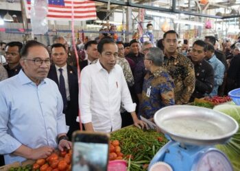 Presiden Jokowi blusukan di Malaysia (AP)