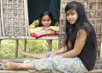 Wanita suku Kreung bebas memilih para lelaki yang akan menjadi jodohnya dalam sebuah gubuk cinta