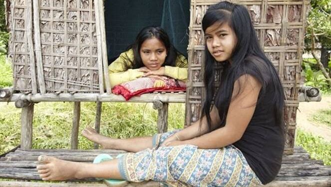 Wanita suku Kreung bebas memilih para lelaki yang akan menjadi jodohnya dalam sebuah gubuk cinta