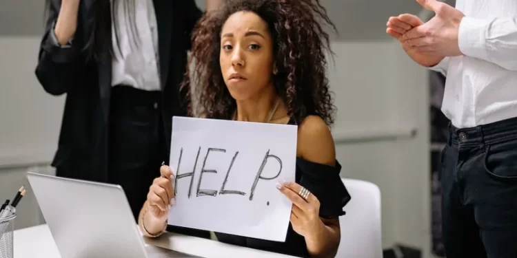 Bahaya Terlalu Mempersekusi Bekerja