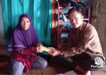 Perhutani KPH Bandung Utara serahkan bantuan kematian kepada penyadap getah pinus