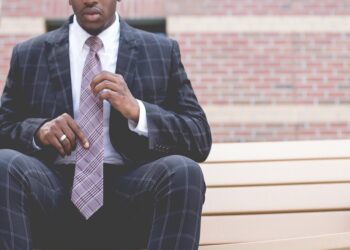 Cara Memakai Dasi yang Benar dan Tipsnya