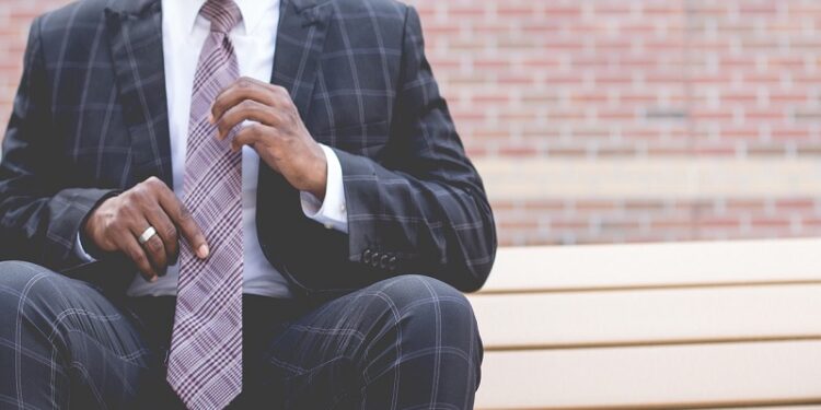 Cara Memakai Dasi yang Benar dan Tipsnya