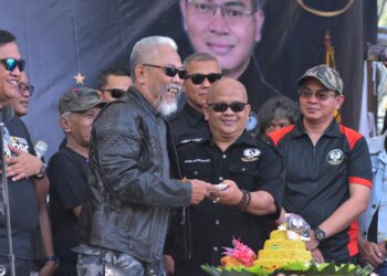Potong Tumpeng. Ketua Umum H. Bagus Machdiantoro saat memberikan tumpeng sebagai simbol rasa syukur bisa kembali bersilaturahmi dalam rangkaian HUT Komunitas BBC, Minggu 2 Juli 2023