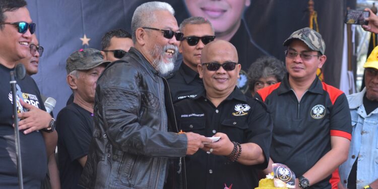 Potong Tumpeng. Ketua Umum H. Bagus Machdiantoro saat memberikan tumpeng sebagai simbol rasa syukur bisa kembali bersilaturahmi dalam rangkaian HUT Komunitas BBC, Minggu 2 Juli 2023