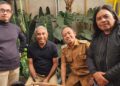 Kepala Dinas Pariwisata Kota Jayapura, Matias Benoni Mano didampingi Kepala Desa Kertawangi, Yanto Bin Surya atau Steve Ewon bersama alumni MP'92 saat mengunjungi Rumah Kelinci Desa Kertawangi, Selasa, 18/07/2023