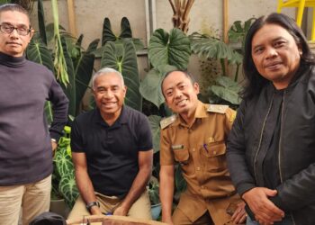 Kepala Dinas Pariwisata Kota Jayapura, Matias Benoni Mano didampingi Kepala Desa Kertawangi, Yanto Bin Surya atau Steve Ewon bersama alumni MP'92 saat mengunjungi Rumah Kelinci Desa Kertawangi, Selasa, 18/07/2023