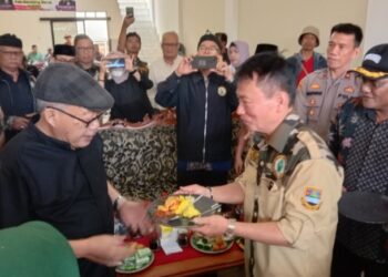 Ketua Umum P4KBB, Yacob Anwar Lewi serahkan Nasi Tumpeng Kepada Dewan Penasehat Djamu Kertabudi dalam acara Milangkala ke 2 P4KBB, Sabtu 8 Juli 2023