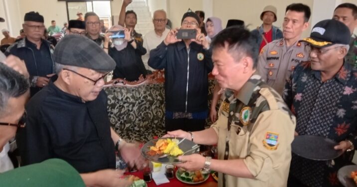 Ketua Umum P4KBB, Yacob Anwar Lewi serahkan Nasi Tumpeng Kepada Dewan Penasehat Djamu Kertabudi dalam acara Milangkala ke 2 P4KBB, Sabtu 8 Juli 2023