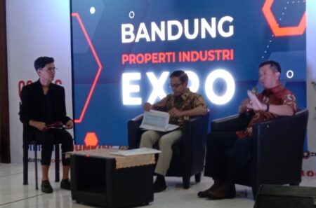 Plh. Wali Kota Bandung Ema Sumarna didampingi Direktur Pelaksana Pembiayaan Perumahan, R. Haryo Bekti Martoyoedo, saat Talk Show dalam acara Bandung Property Industry Expo 2023, Sabtu 8 Juli 2023