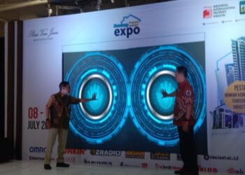 Plh. Wali Kota Bandung Ema Sumarna didampingi Direktur Pelaksana Pembiayaan Perumahan, R. Haryo Bekti Martoyoedo, tekan tombol digital menandai dibukanya Bandung Property Industry Expo 2023, Sabtu 8 Juli 2023