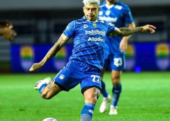 Ezra Walian Selamatkan Persib Bandung dari kekalahan