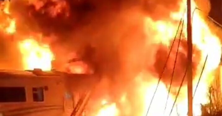 Kereta api Brantas Hantam truk kontainer di Semarang Selasa Malam, 18 Juli 2023