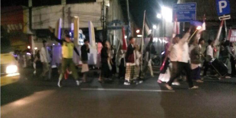 Sambut 1 Muharram 1445 H, Masyarakat Cimahi Gelar Pawai Obor di Jalan Gandawijaya