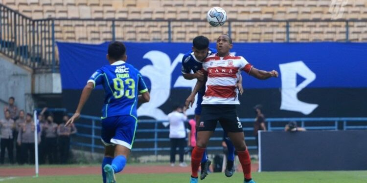 Persib Bandung ditahan imbang Madura United sementara Arema FC harus menerima kekalahan dari Dewa United pada pertandingan Liga 1 Indonesia pekan pertama